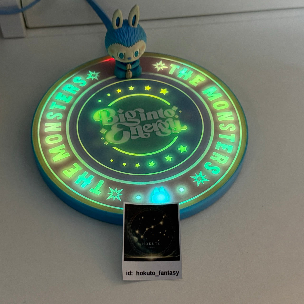 Figura Popmart Labubu Big Into Energy auténtica con base de carga inalámbrica - NUEVA